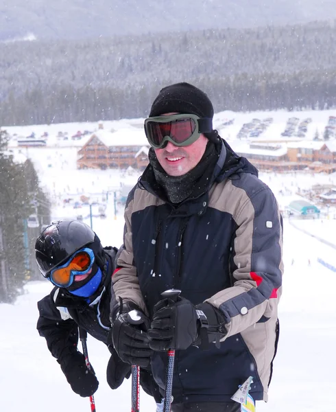 Семейный лыжный спорт — стоковое фото