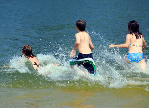 组的幼儿跑到沙滩上水 — 图库照片