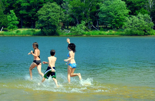 Crianças em um lago — Fotografia de Stock