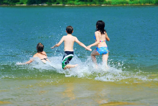 Grupa Dzieci Biega Wody Jezioro Jasne — Zdjęcie stockowe