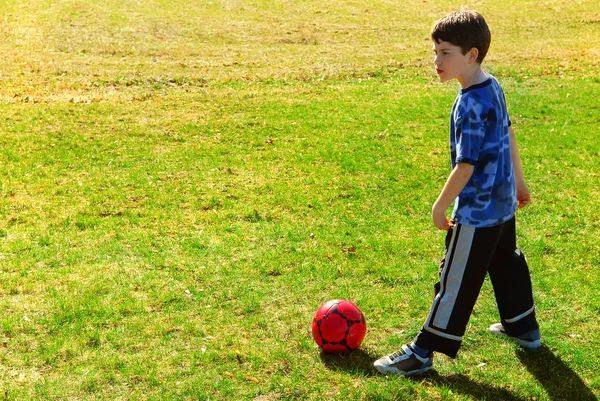 Ung Pojke Leker Med Röd Fotboll Pojke Utanför — Stockfoto