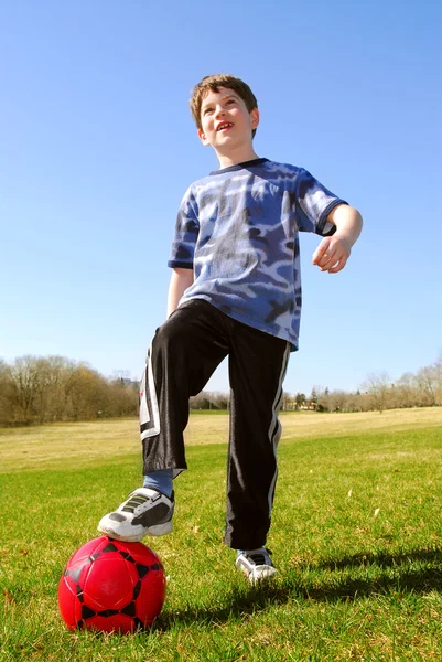 外の赤いサッカー ボールのかわいい幸せな少年 — ストック写真