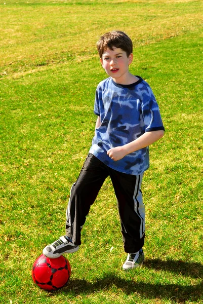 Мальчик Красным Футбольным Мячом Снаружи — стоковое фото