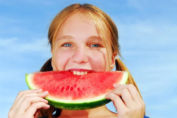 Jong Meisje Bijten Een Segment Van Watermeloen Blauwe Hemelachtergrond — Stockfoto