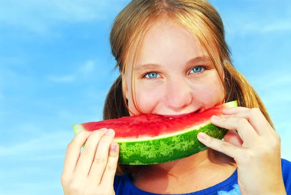 Jong Meisje Bijten Een Segment Van Watermeloen Blauwe Hemelachtergrond — Stockfoto