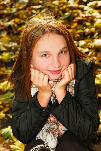 Chica en un parque de otoño —  Fotos de Stock