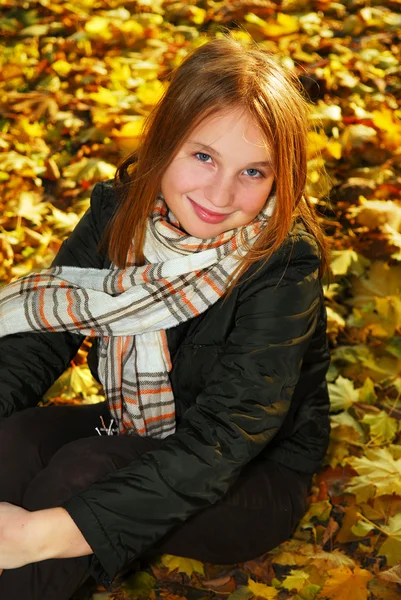Portrét Krásné Dospívající Dívky Pádu Parku Spadaného Listí — Stock fotografie