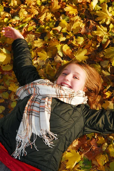 Όμορφη Έφηβη Που Βρίσκεται Πεσμένα Φύλλα Στο Πάρκο Φθινόπωρο — Φωτογραφία Αρχείου