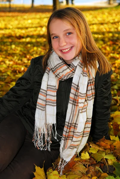 Chica en un parque de otoño — Foto de Stock