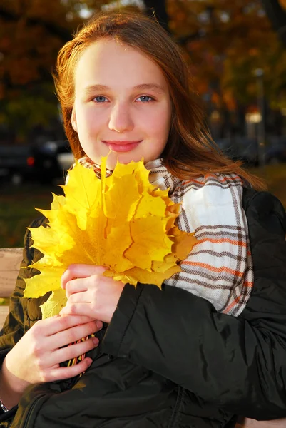 Meisje met Val bladeren — Stockfoto