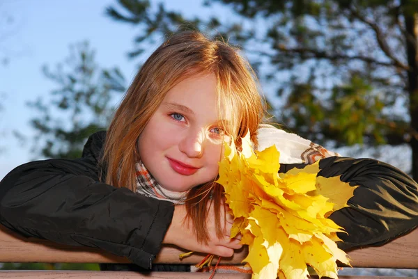 Sonbahar yaprakları ile kız — Stok fotoğraf