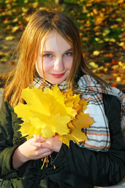 Meisje met Herfstbladeren — Stockfoto