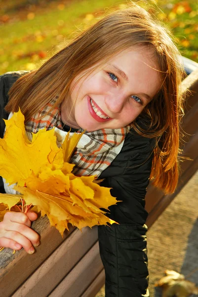 Chica con hojas de arce —  Fotos de Stock