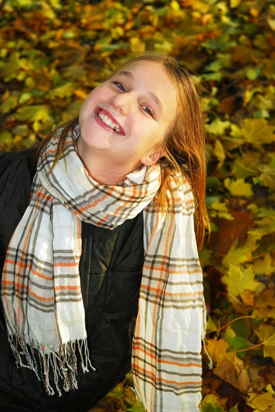 Портрет Красивої Дівчини Підлітка Осінньому Парку Опалим Листям — стокове фото