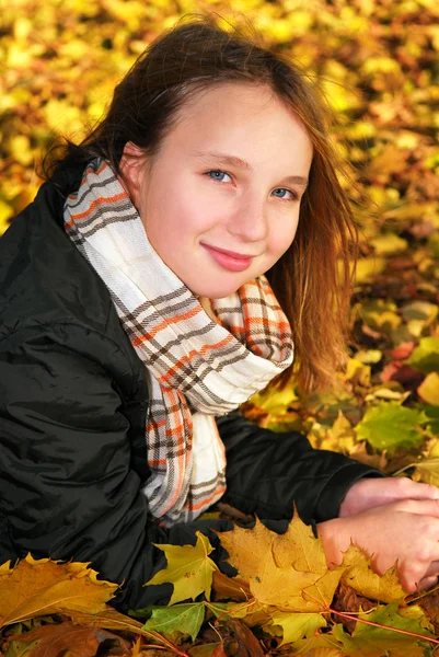 Dziewczyna w parku, jesień — Zdjęcie stockowe