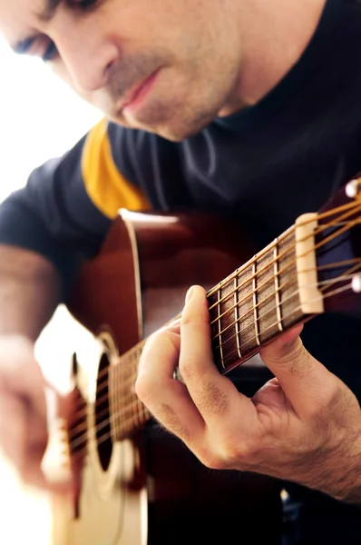 Adam Bir Müzik Aleti Akustik Gitar Çalmak — Stok fotoğraf