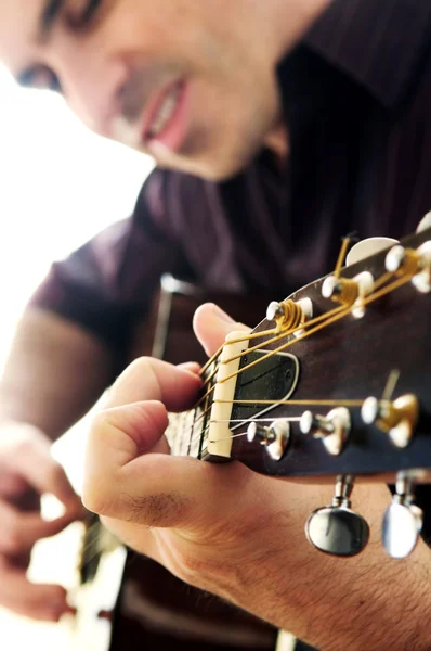 Mann Spielt Ein Musikinstrument Akustikgitarre — Stockfoto