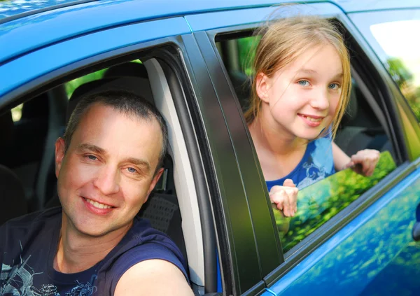 Baba Aile Gezisine Gitmeye Hazır Arabanın Içinde Oturan Kız — Stok fotoğraf