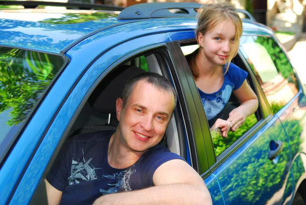 父亲和女儿准备好了去家庭旅行 车内坐 — 图库照片
