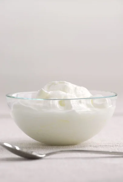 Świeży Jogurt Serwowane Misce Przezroczystego Szkła — Zdjęcie stockowe