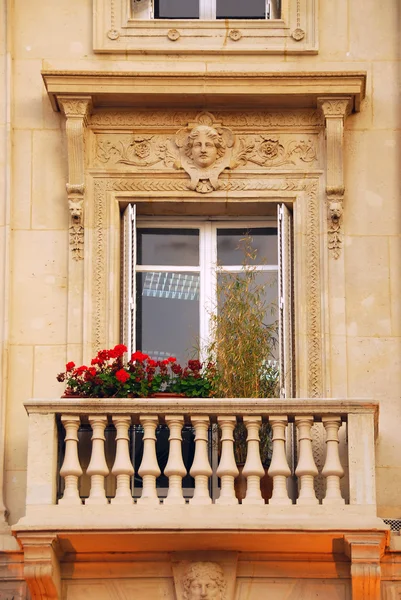 Oude Venster Met Balkon Bloem Dozen Parijs Frankrijk — Stockfoto
