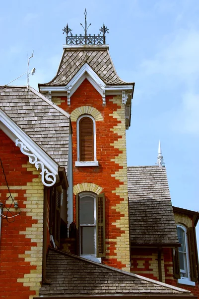 美しい赤れんが造りのビクトリア朝の家のフラグメント — ストック写真