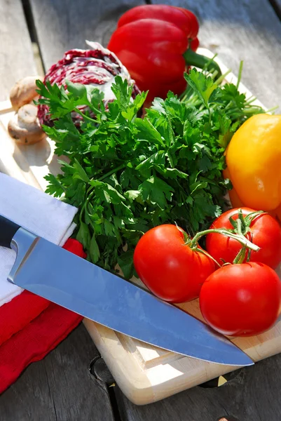 Frisches Gemüse Auf Schneidebrett Auf Rustikalem Tisch — Stockfoto