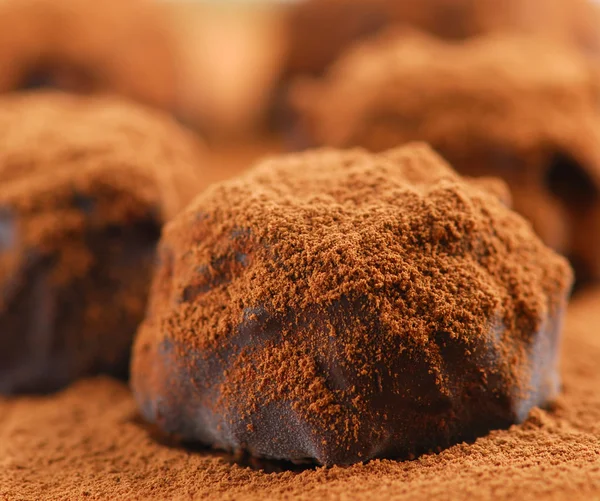 Imagen Macro Trufas Chocolate Negro Espolvoreadas Con Cacao Polvo —  Fotos de Stock