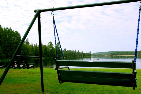 板凳摇摆在湖岸上 — 图库照片