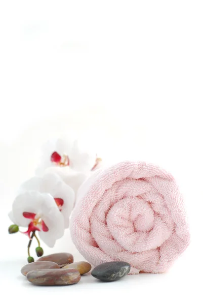 Rosa Arrotolato Asciugamano Con Pietre Massaggio Sfondo Bianco — Foto Stock