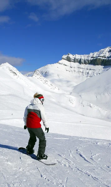 滑雪运动在加拿大洛矶山脉滑雪度假村景区视图的背景下的女孩 — 图库照片