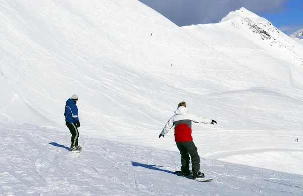 滑雪运动在加拿大洛矶山脉滑雪度假村景区视图的背景下的夫妻 — 图库照片