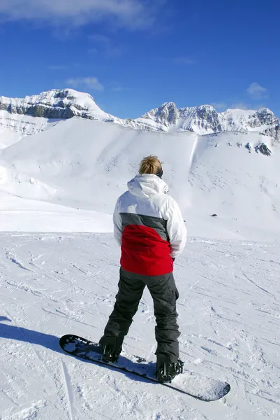享受景区视图在加拿大洛矶山脉滑雪度假村滑雪的女孩 — 图库照片