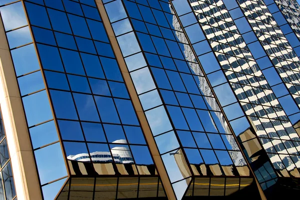 蓝镜子玻璃墙的一栋摩天大楼的思考抽象背景 — 图库照片