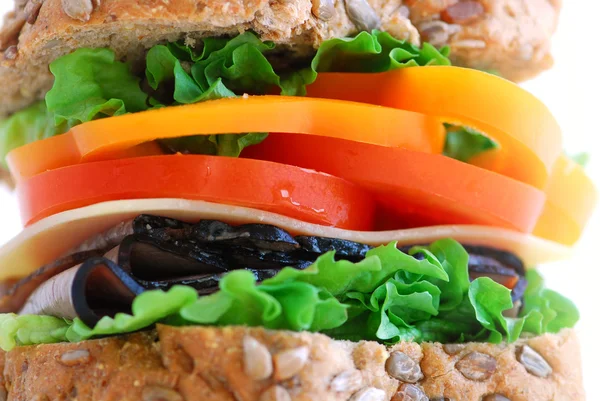野菜と肉の大きな健康サンドイッチをクローズ アップ — ストック写真
