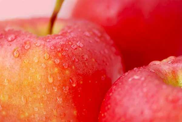 Τρία Κόκκινα Μήλα Σταγονίδια Νερού Κοντινό Πλάνο — Φωτογραφία Αρχείου