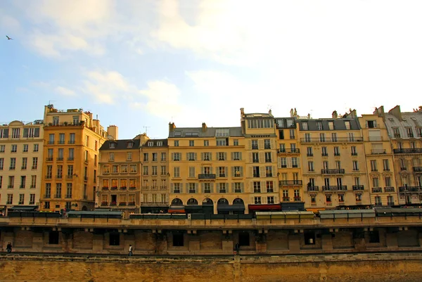 排房子上银行在巴黎塞纳河畔的法国 — 图库照片
