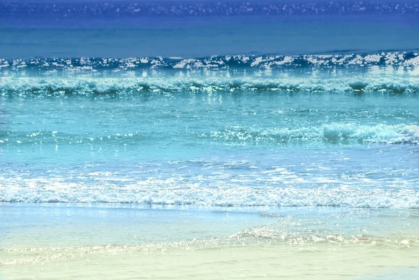 Υπόβαθρο Της Πολύχρωμο Ωκεανό Κύματα Αφρώδες Μέσα Απογευματινό Ήλιο — Φωτογραφία Αρχείου