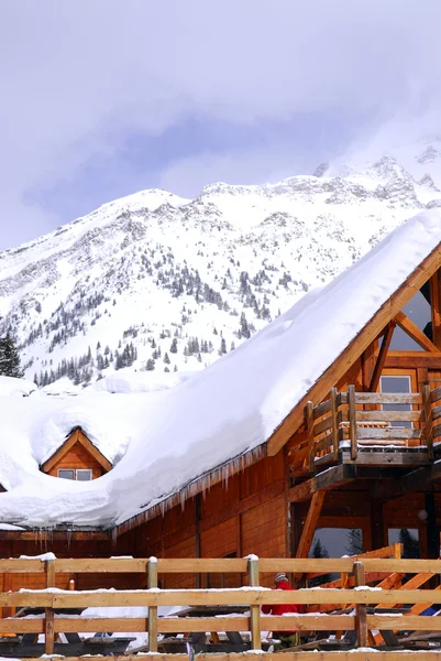 Chalet Madera Estación Esquí Alpino Con Montañas Fondo —  Fotos de Stock