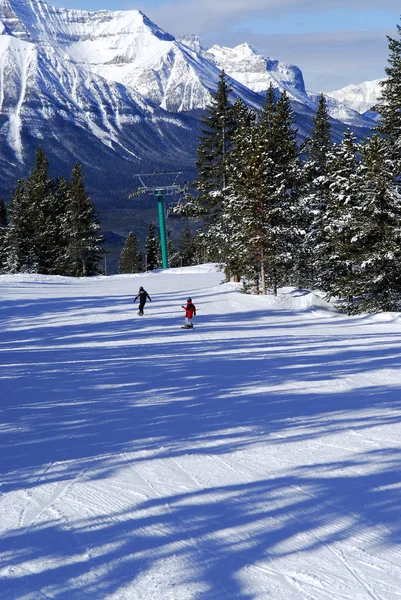 Esquí en las montañas —  Fotos de Stock