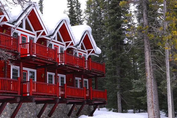 Edifício Tronco Alojamento Montanha Inverno Estância Esqui Com Pinheiros — Fotografia de Stock