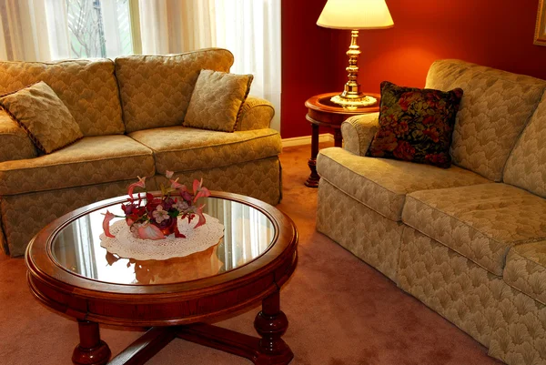 Warme interieur van gezellige woonkamer met witte banken en tafels ... Gezellige woonkamer living rooms