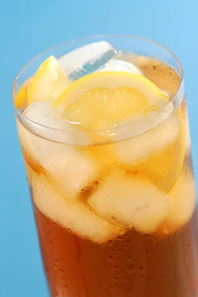 Склянка Холодного Лимонного Чаю Льодом Лимоном Синьому Фоні — стокове фото