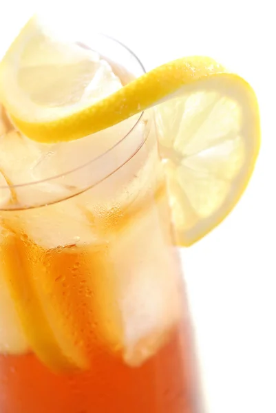 Стакан Холодного Лимонного Чая Льдом Лимоном Водяными Капельками Стеклянной Поверхности — стоковое фото