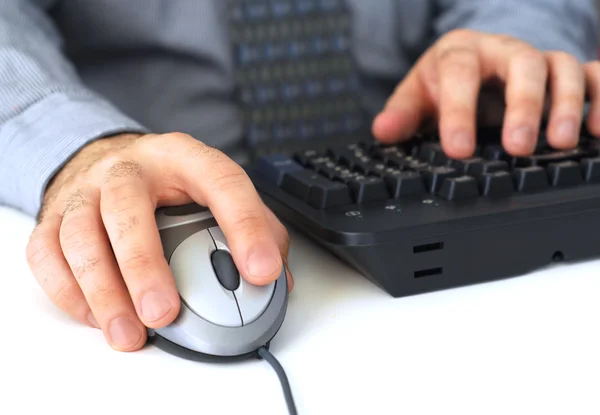 Adamın Elleri Ile Bilgisayar Fare Klavye Closeup — Stok fotoğraf