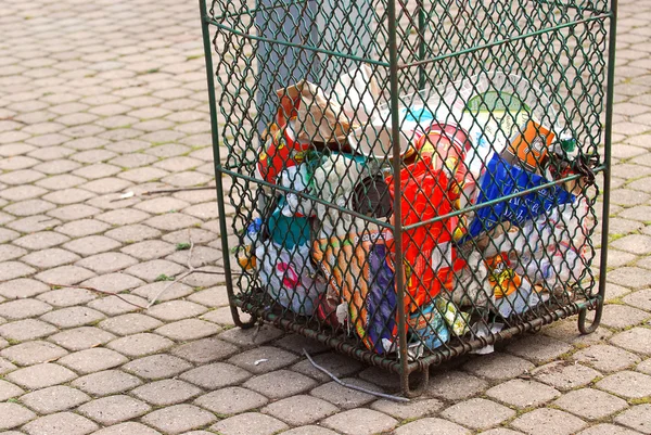 金属网状垃圾桶一个城市公园 — 图库照片