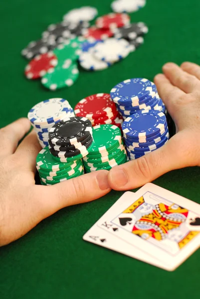 Pokerový Hráč Bude All Tlačí Jeho Žetony Vpřed — Stock fotografie