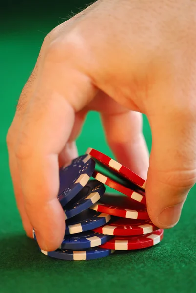 ポーカーの映画チップを行う人間の手の上にクローズ アップ シャッフルのトリック — ストック写真