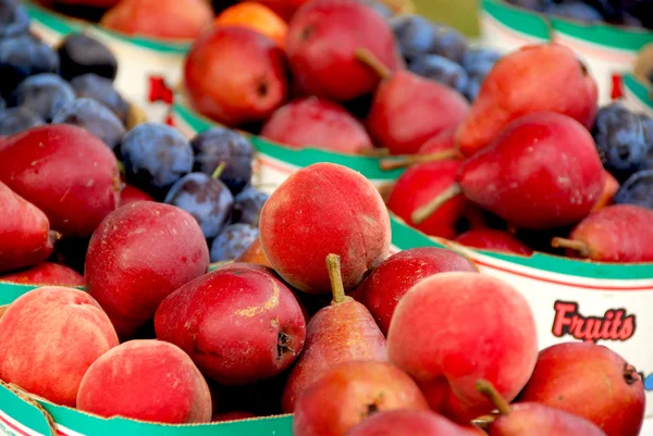 Φρούτα Προς Πώληση Στην Αγορά Του Αγρότη — Φωτογραφία Αρχείου