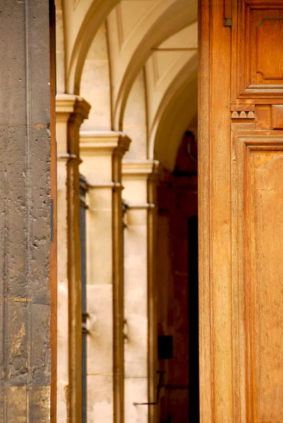 Łuki Postrzegane Przez Pół Otwarte Stare Drewniane Drzwi — Zdjęcie stockowe